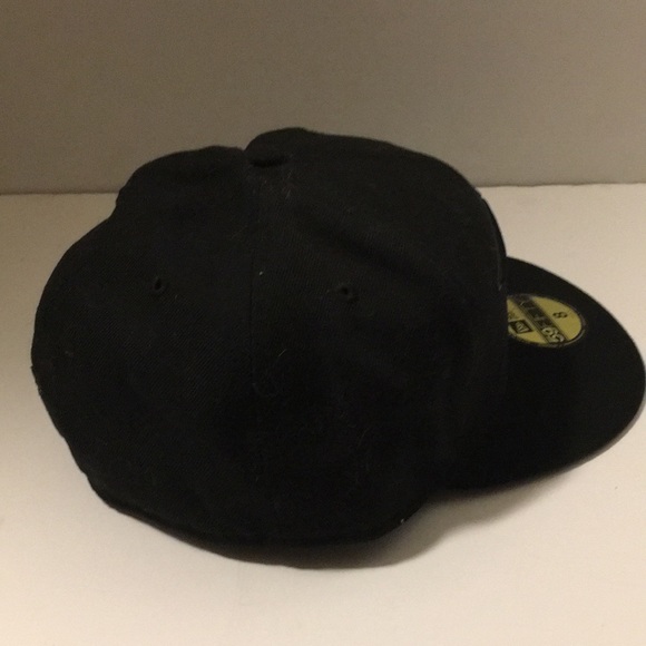 NEW ERA FITTED NEW ENGLAND PATRIOTS CAP 59FIFTY SIZE 8 BLACK ON BLACK NWT. - Picture 2 of 9